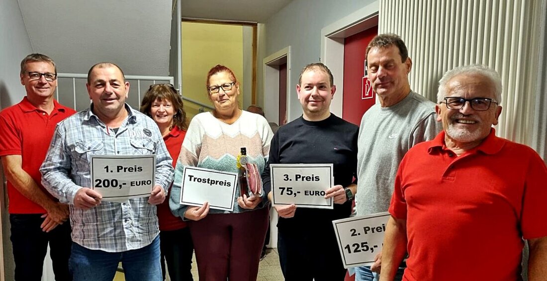 Bechtsrieth. Im Pfarrheim stieg das große Schafkopfturnier des SPD-Ortsvereins Bechtsrieth/Trebsau: An 16 Tischen spielten 64 Könner um Punkte und Preise. Am Ende siegte Jürgen Plößl vor Uli Herrmann; Applaus für Gabi Bauer.