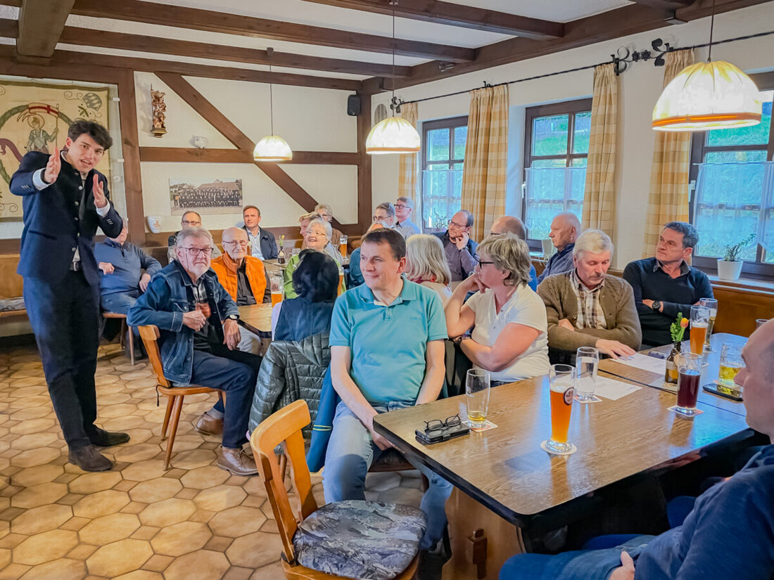 Unterbruck. Über 30 Gäste kamen zum CSU Fischessen, wo der Landtagsabgeordnete Kristan von Waldenfels über politischen Mut sprach.