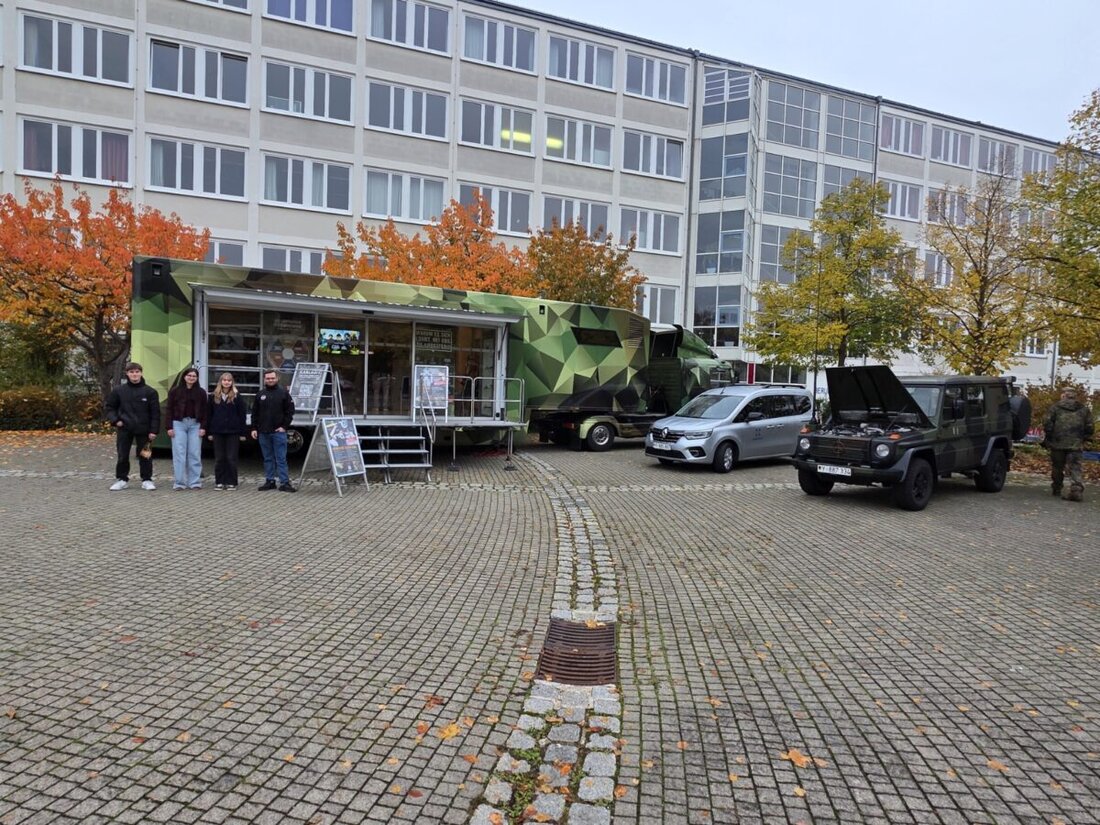Weiden. Bei der Bundeswehrwoche vom 26. bis 30. Oktober 2026 setzte das Berufliche Schulzentrum Weiden auf politische Bildung: Schülerinnen und Schüler diskutierten mit Soldatinnen und Soldaten und erhielten technische Einblicke.