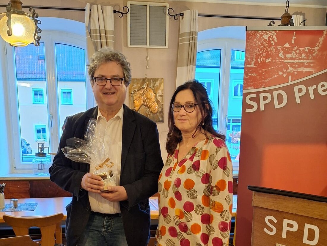 Grafenwöhr. Der Fasching ist aus und der Aschermittwoch bietet traditionell die Gelegenheit,
politischen Mitbewerbern die Meinung zu geigen. Dies nutze auch Gregor Forster,
Kandidat der Bundestagswahl 2025, auf Einladung der SPD-Ortsvereine
Grafenwöhr und Pressath. Silke Tanner, 1. Vorsitzende der SPD Pressath, begrüßte
neben den Rednern die Gäste, die aus dem Vierstädtedreieck zur Zoiglstube Adler
gekommen sind.