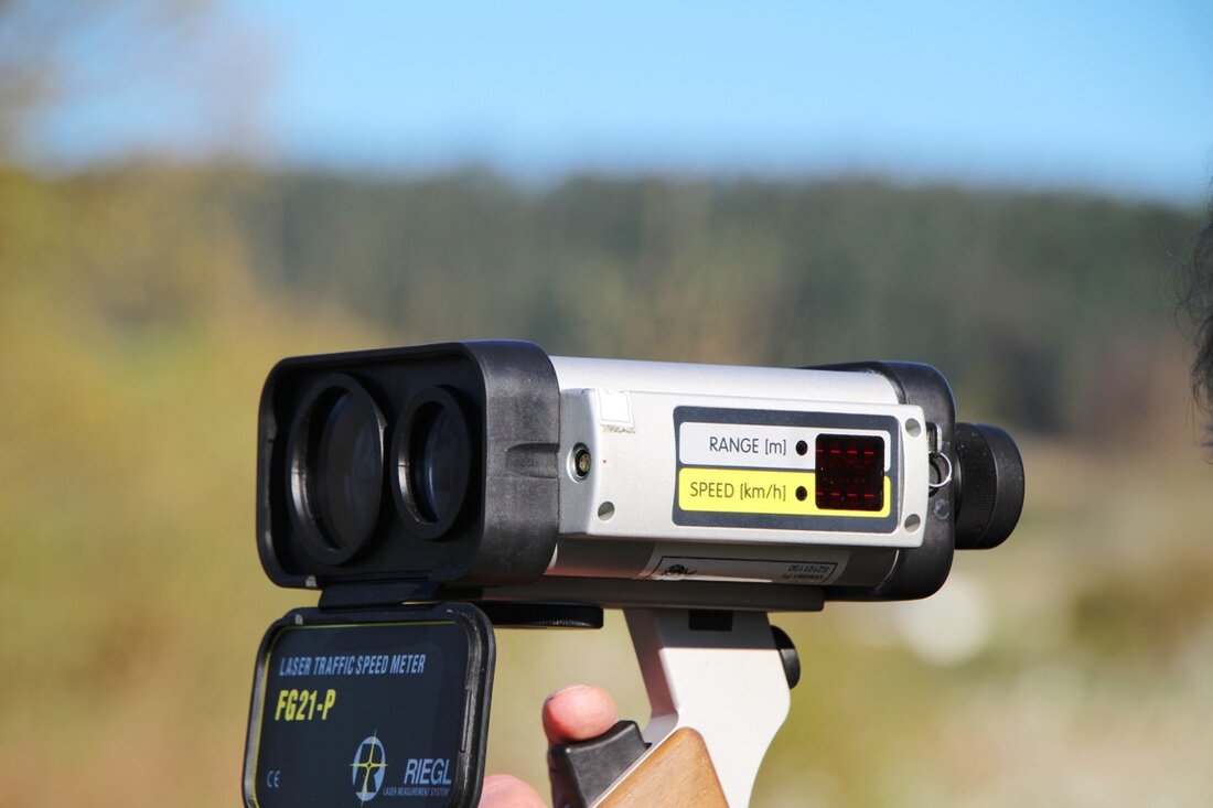 Weiden. Die Verkehrspolizei Weiden maß im August 77.500 Fahrzeuge, wobei über 930 Verstöße festgestellt wurden. Ein Motorradfahrer wurde mit 150 km/h statt der erlaubten 100 km/h geblitzt und erhält ein Bußgeld von bis zu 500 Euro sowie ein einmonatiges Fahrverbot.