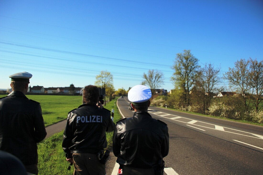 Weiden/Tirschenreuth/Neustadt/WN. Wie in jedem Monat veröffentlichte die Verkehrspolizei das Ergebnis ihrer Geschwindigkeitsmessungen im November. Ein Raser rauschte dabei mit fast 200 Stundenkilometern über die Autobahn.  Insgesamt kontrollierte die Technische Verkehrsüberwachung [&hellip;]