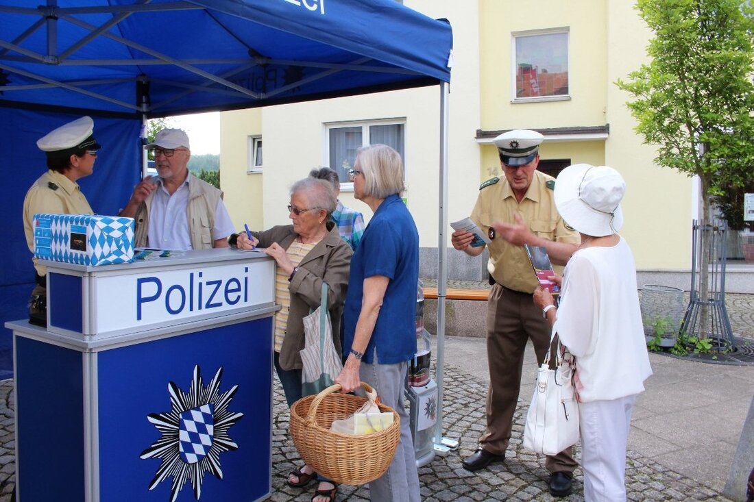 Weiden. Am 24. Mai 2025 organisiert die Polizeiinspektion Weiden einen Präventionsinfostand zum Thema Radfahrsicherheit am Macerata-Platz. Besucher können ihr Fahrrad überprüfen lassen und am Gewinnspiel für E-Bikes teilnehmen.