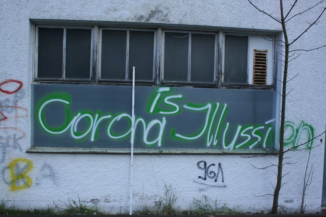 Neustadt/WN. Statements wie “Corona is Illussion” [sic!] und “Coronagläubiger = Kindsmörder” haben Unbekannte in Neustadt hinterlassen. Die Polizei ermittelt.  Wie die Polizei Neustadt/WN mitteilt, haben offensichtliche Coronaleugner Statements mit grüner, [&hellip;]