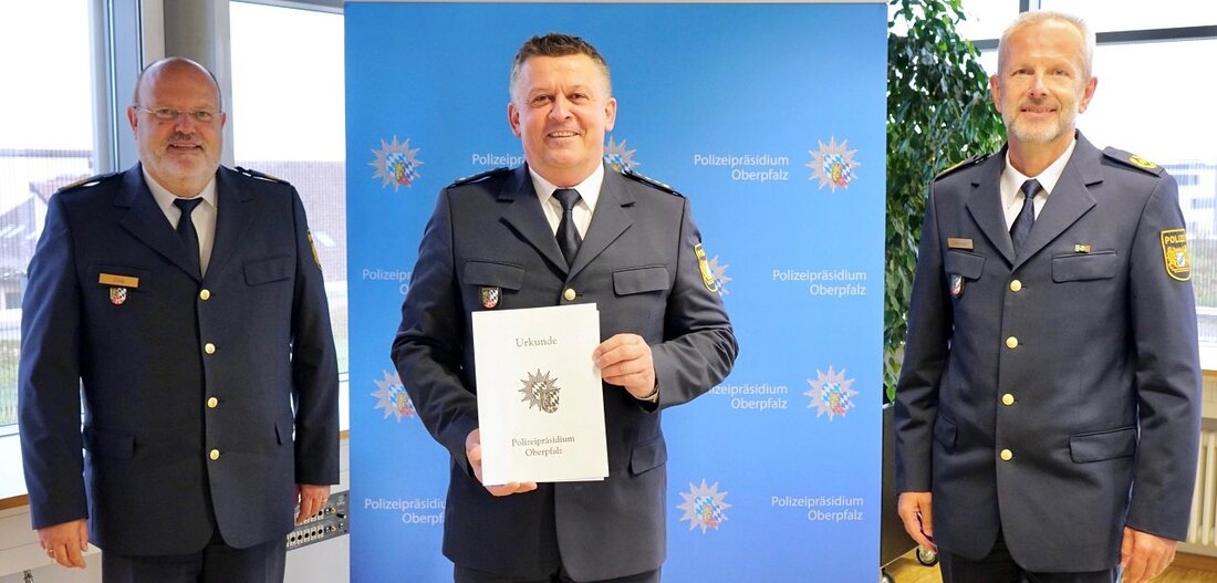 Nordoberpfalz. Drei Polizeibeamten wird eine besondere Ehre zuteil: Sie feiern ihr 40-jähriges Dienstjubiläum.  Polizeipräsident Norbert Zink und Polizeivizepräsident Thomas Schöniger ehren drei Dienststellenleiter zu ihrem 40-jährigen Dienstjubiläum. Zwei von ihnen [&hellip;]