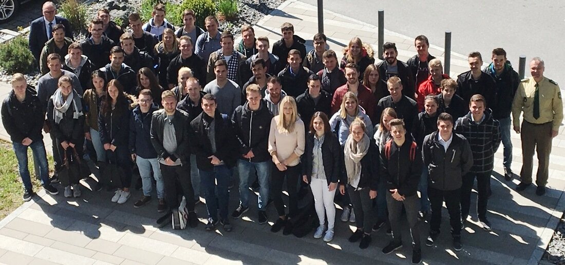 Weiden/Neustadt/WN/Tirschenreuth. 52 junge Berufsanfänger(innen), die momentan ihre Polizeiausbildung absolvieren, dürfen im Rahmen einer sogenannten „Infowoche“ auf den verschiedenen Polizeiinspektionen im Bereich des Polizeipräsidiums Oberpfalz erfahrenen Kollegen über die Schulter schauen. Vor [&hellip;]
