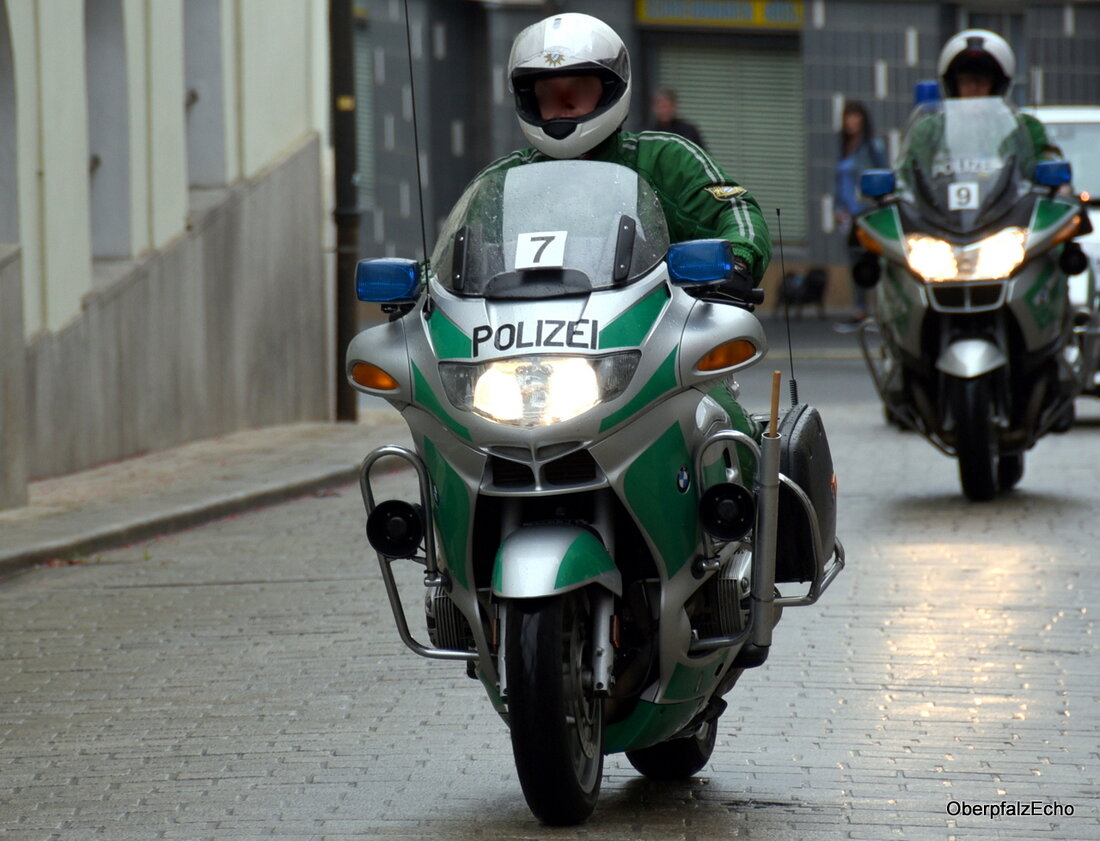Konnersreuth. Ein junger Mann (18) aus dem Landkreis Tirschenreuth überfuhr Samstagnacht mit seinem Fahrzeug den Kreisverkehr bei Konnersreuth. Trotz erheblicher Beschädigungen an seinem Fahrzeug setzte der junge Fahrer die abenteuerliche Fahrt in [&hellip;]