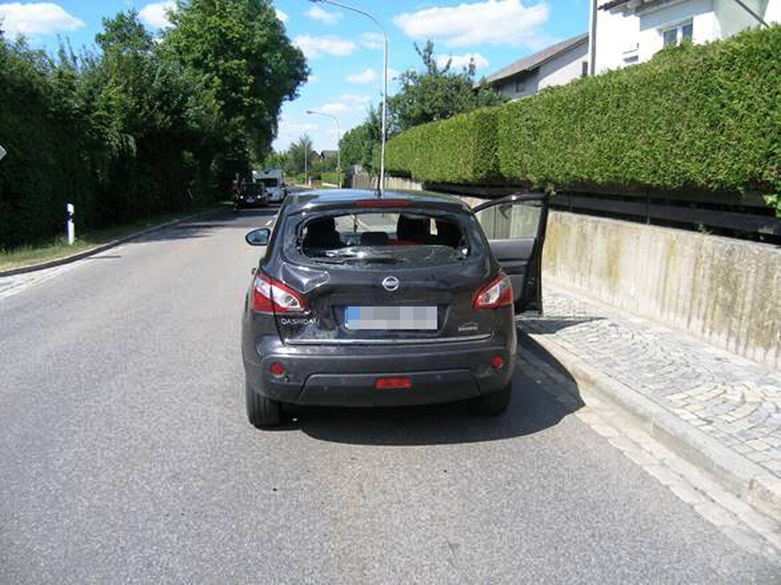 Luhe-Wildenau. Ein Motorradfahrer (29) aus Floß krachte bei einem Unfall mit einem Auto mit seinem Kopf durch die Heckscheibe eines Nissans. Man kann wohl von wahnsinnigem Glück sprechen, dass er [&hellip;]