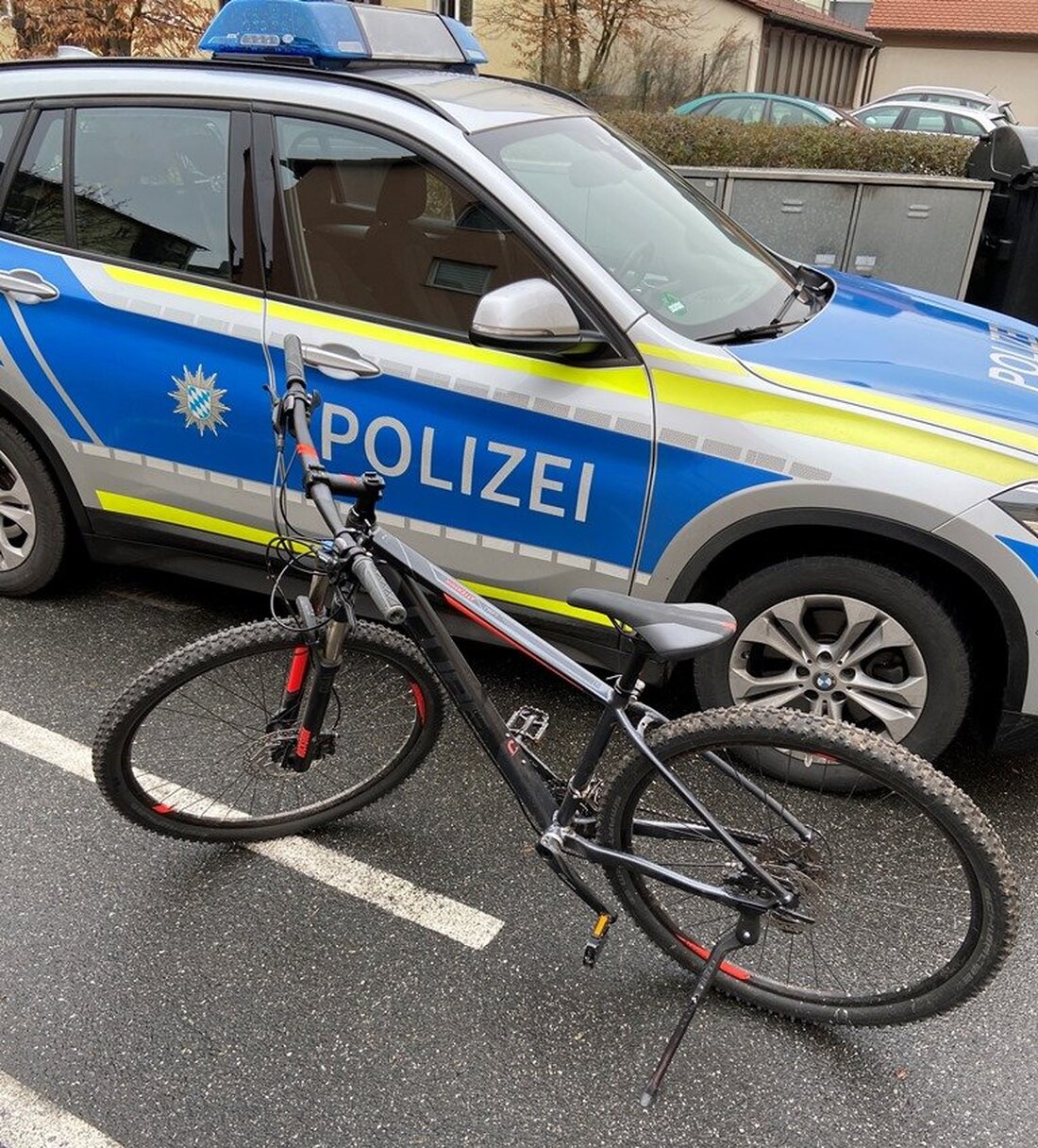 Weiden. In einem Hof taucht ein Fahrrad auf, die Suche nach dem Eigentümer ist vergebens. Wer erkennt das Rad?  Die Polizei Weiden ist auf der Suche nach dem Besitzer eines [&hellip;]
