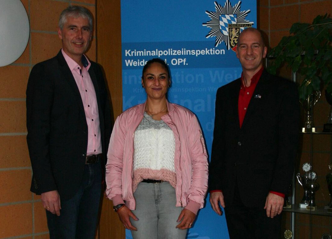 Weiden. Als es darauf ankam, reagierte Danijela Iannello (42) genau richtig. Dank ihrer Hilfe konnte die Polizei den Raubüberfall auf das Juweliergeschäft in Weiden aufklären.  Nach einem Überfall auf ein Juweliergeschäft [&hellip;]