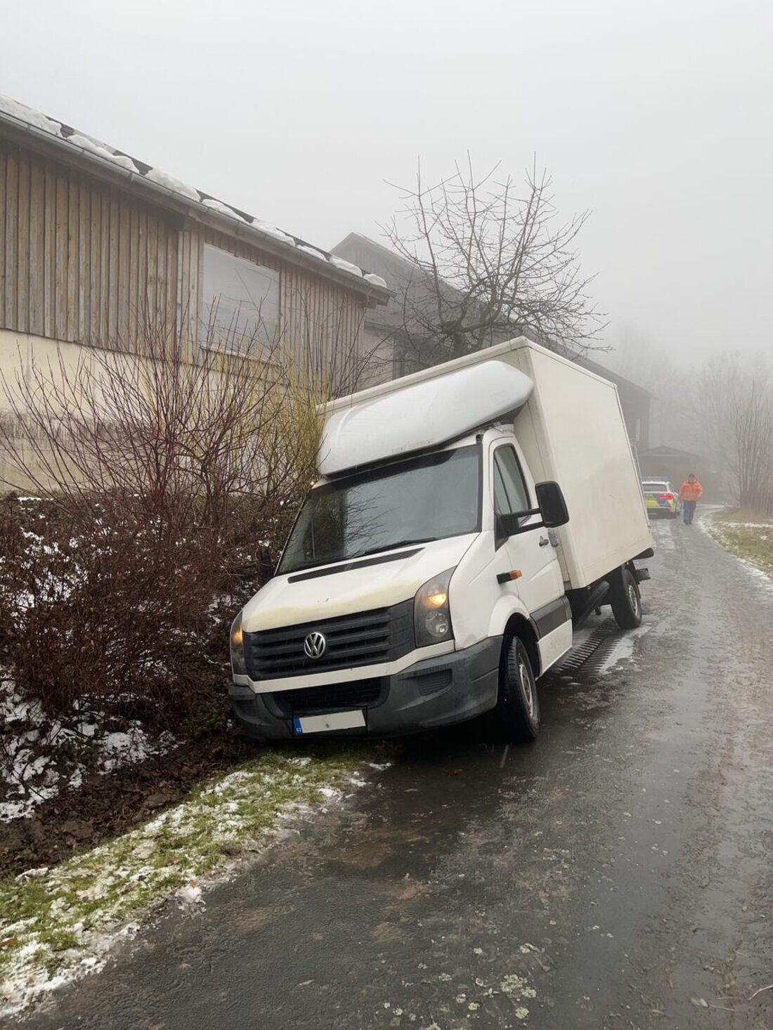 Oberpfalz. Die Polizei klärte eine Einbruchsserie entlang der bayerisch-tschechischen Grenze auf, wobei zwei Tatverdächtige identifiziert und Gegenstände im mittleren fünfstelligen Bereich entwendet wurden. Nach Festnahme eines Paares mit tschechischem Kleintransporter konnten die Diebstähle sechs Tatorten zugeordnet werden.