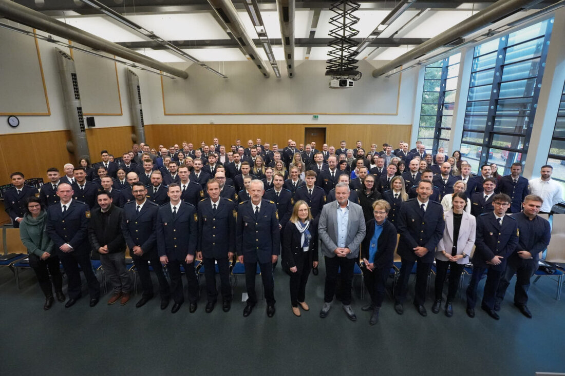 Nabburg. Am Freitag, 24. Oktober 2025, begrüßte PNabburg. Am Freitag begrüßte Polizeipräsident Thomas Schöniger in der Außenstelle der VII. Bereitschaftspolizeiabteilung in Nabburg die neuen Mitarbeiterinnen und Mitarbeiter des Polizeipräsidiums Oberpfalz.lizeipräsident Thomas Schöniger 114 neue Beschäftigte für die Oberpfalz. 80 Polizeivollzugsbeamte, 31 Tarifbeschäftigte und vier Verwaltungsbeamte verstärken nun das Präsidium.