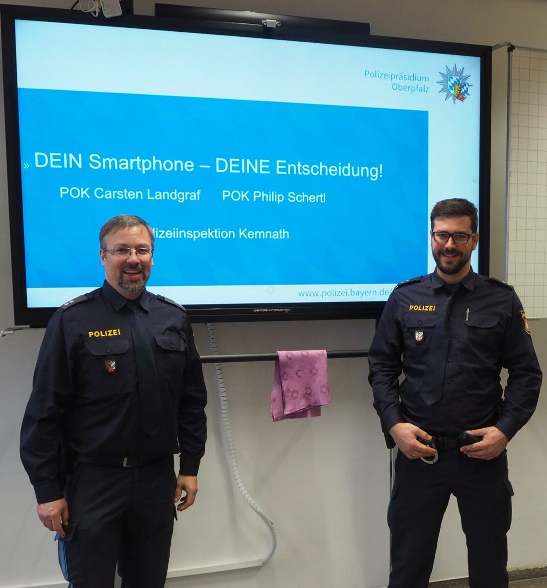 Erbendorf. Polizisten informierten die Klasse 5aG der Mittelschule über einen verantwortungsbewussten Umgang mit Smartphones, inklusive rechtlicher Konsequenzen und Tipps.