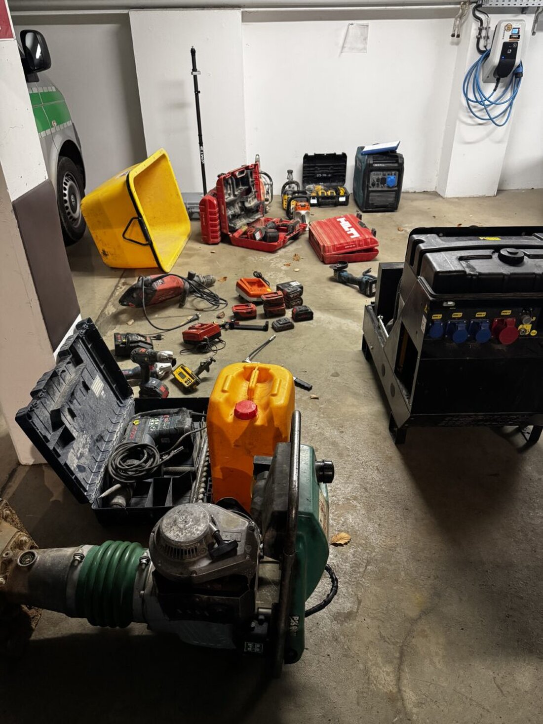 Sulzbach-Rosenberg. Nach Verfolgung auf der B85 stoppte die Polizei am 17. Januar 2025 gegen 0.30 einen Kleintransporter mit Beute von etwa 35.000 Euro. Zwei Männer sitzen in U-Haft.