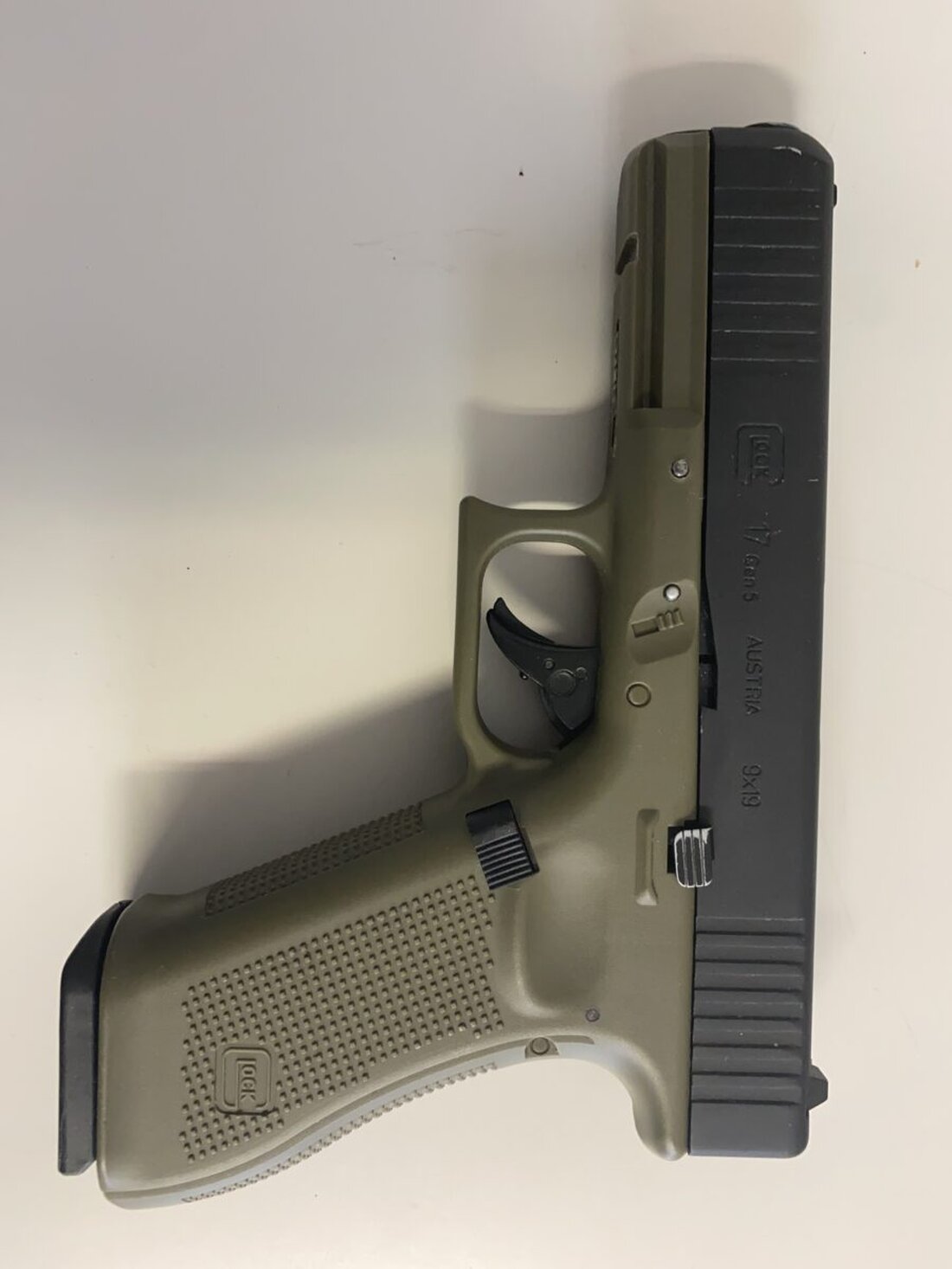 Schwandorf. Ein 26-jähriger Mann wurde festgenommen, weil er mit einer täuschend echt wirkenden Airsoft-Waffe hantierte, die denselben Vorschriften wie scharfe Schusswaffen unterliegt. Die Waffe wurde beschlagnahmt.