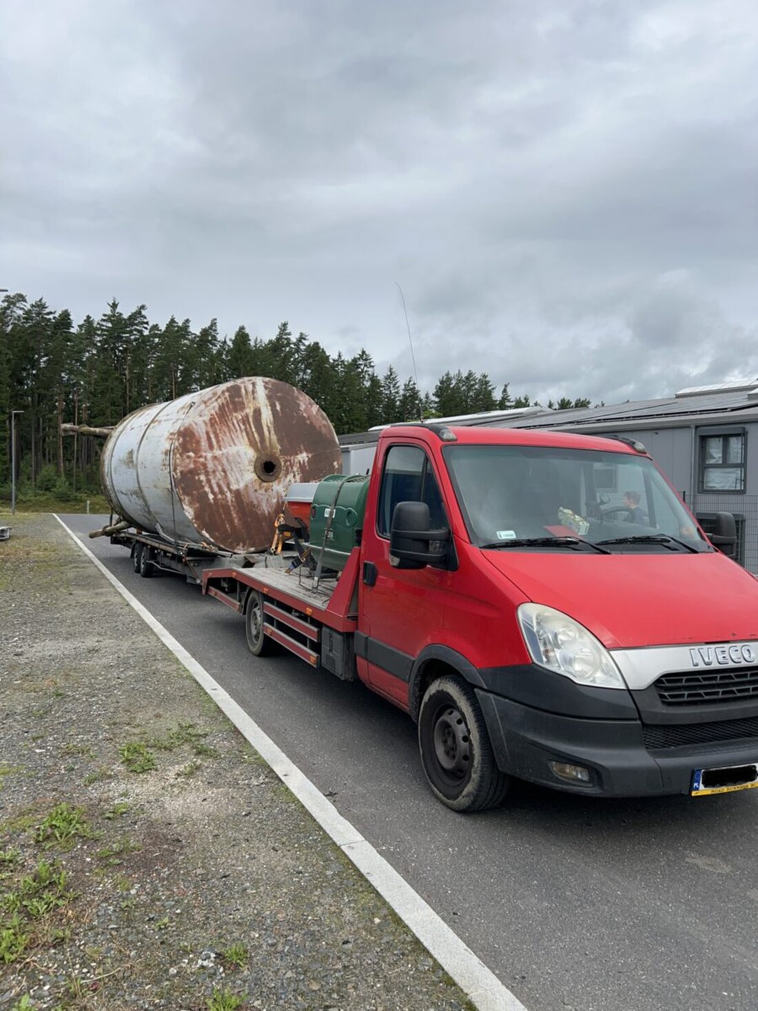 Pleystein. Am Dienstag stoppte die Polizei einen Transport mit überbreiten und überladenen Anhänger sowie erheblichen technischen Mängeln. Verstöße gegen StVO und StVZO führten zur Untersagung der Weiterfahrt und zu Ordnungswidrigkeitenanzeigen.