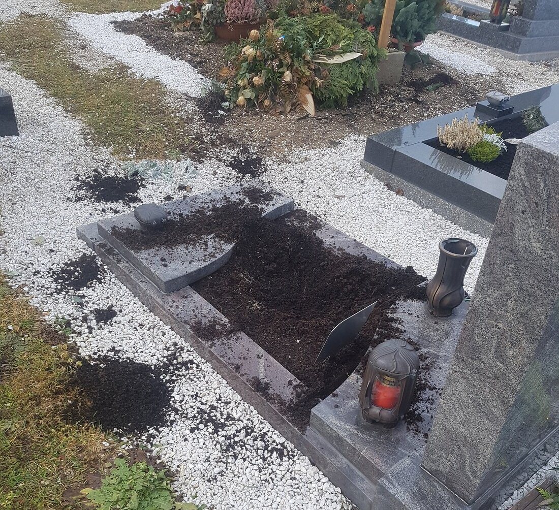 Waidhaus. In der Nacht von Donnerstag, 26. Dezember auf Freitag, 27. Dezember verwüsteten bislang Unbekannte ein Grab am Waidhauser Friedhof.  Dabei rissen die Täter unter anderem Pflanzen heraus. Der Schaden [&hellip;]