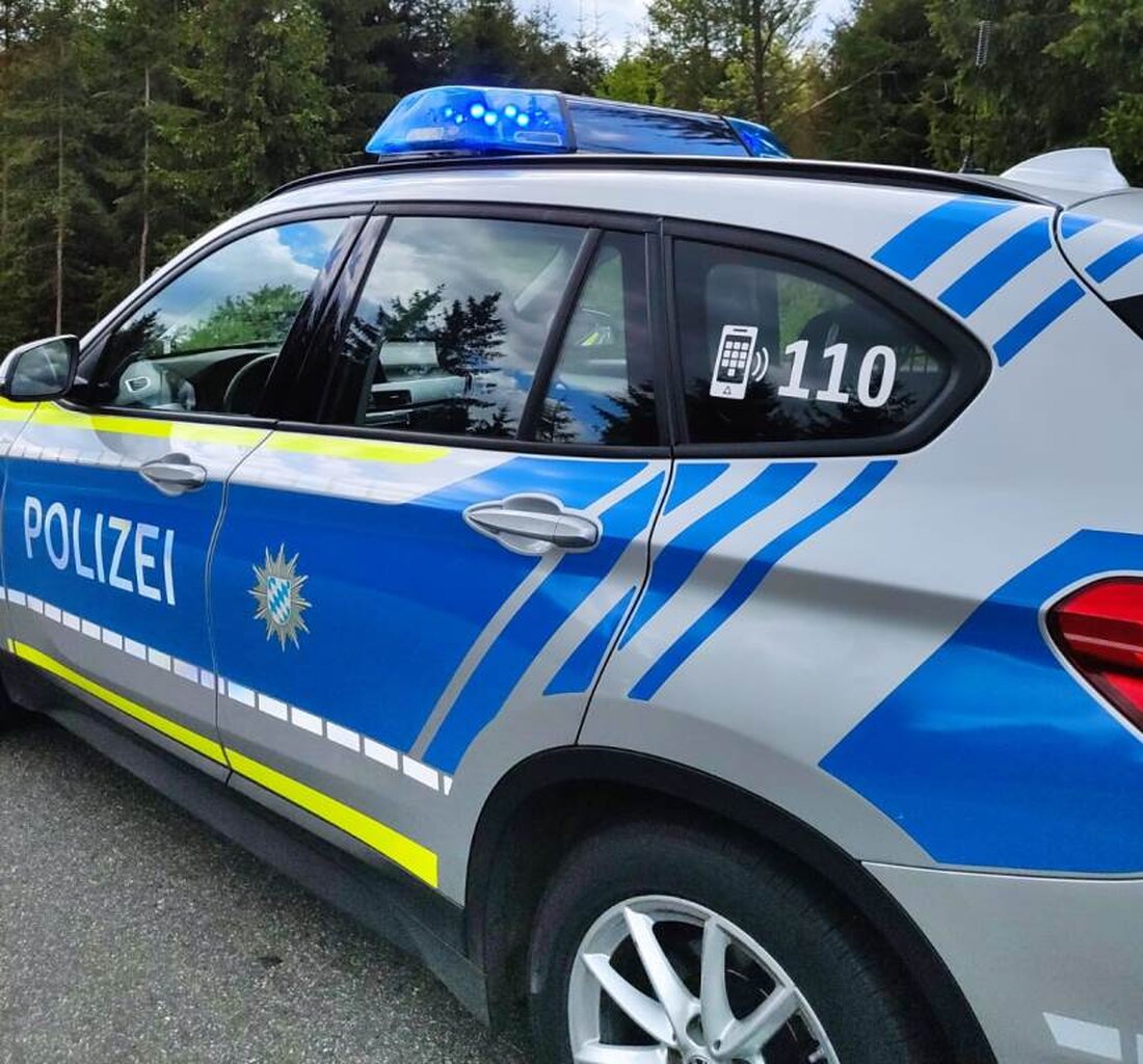 Waidhaus. Bei einer Kontrolle auf der Autobahn A6 fand die Polizei in einem Kindersitz verstecktes Bargeld und nahm Ermittlungen wegen Geldwäsche auf. Eine grenzüberschreitende Verfolgungsjagd endete bei Sulzbach-Rosenberg mit der Festnahme eines Tatverdächtigen.
