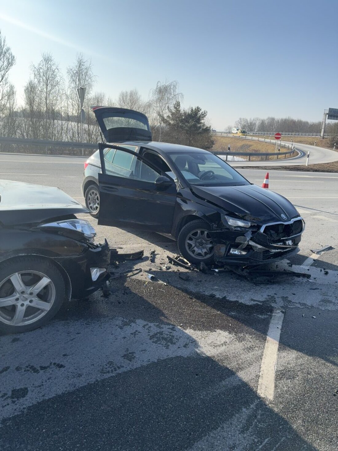 Schwandorf. An der B85 bei Schwandorf Mitte zur Autobahn 93 kollidierten gegen 11.54 Uhr zwei Autos und beide Fahrenden wurden verletzt. Sachschaden etwa 25.000 EUR.