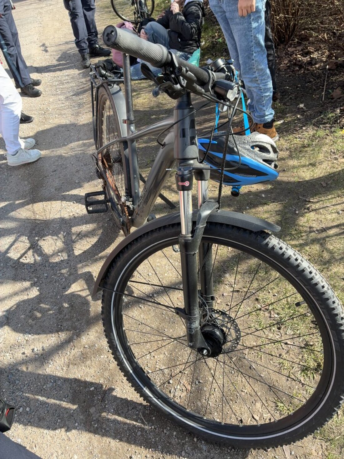 Schwandorf. Ein Mann verletzt sich bei Arbeiten mit einer Tischkreissäge. Zudem kollidieren auf dem Schulweg eine Radfahrerin und eine Fußgängerin, und eine Rückfahrkamera wird aus einem Auto gestohlen.