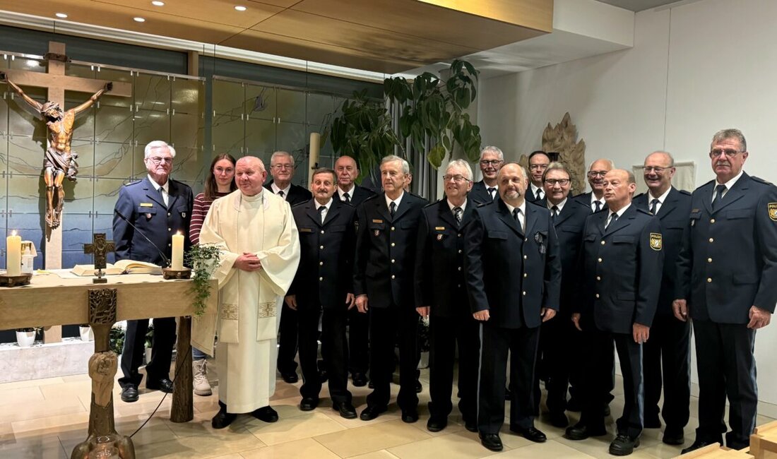 Weiden. Im Klinikum gestaltet der Polizeichor den Vorabendgottesdienst und füllt die Hauskapelle bis auf den letzten Platz. 15 Sänger und Orgelklänge von Sarah Gallei berühren die Besucher; der Chor wirbt seit 2004 für Nähe zur Polizei.