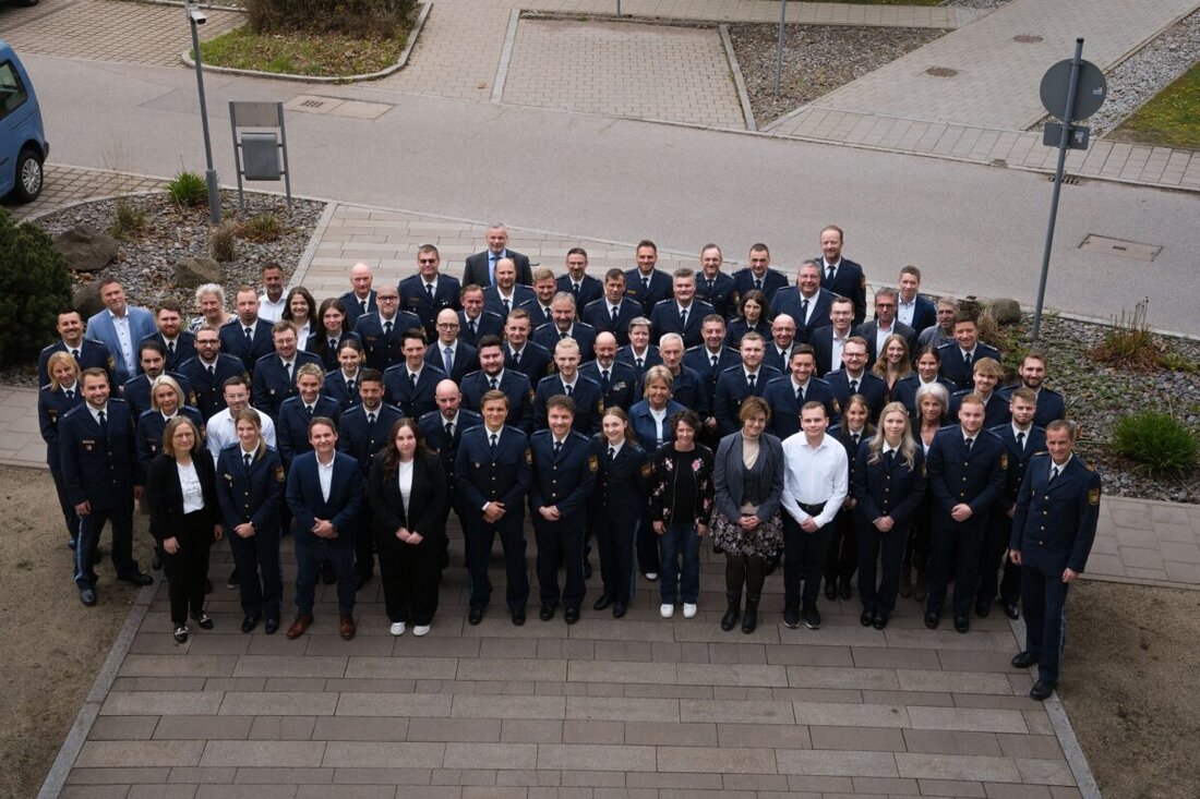 Regensburg. Das Polizeipräsidium Oberpfalz hat am 15. April 2026 insgesamt 52 neue Kolleginnen und Kollegen begrüßt. Vizepräsident Robert Fuchs betonte die Bedeutung des Einsatzes und wünschte sichere Rückkehr aus jedem Dienst.
