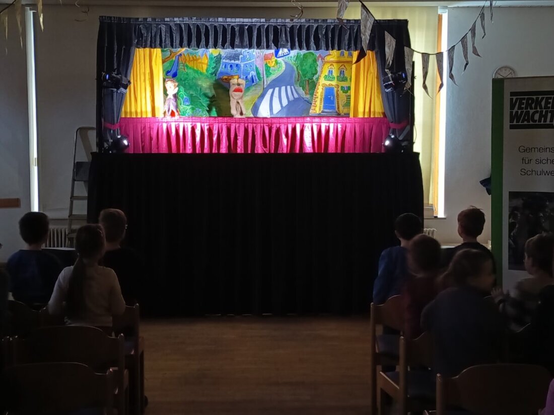 Neunburg vorm Wald. Die Polizeipuppenbühne aus Weiden begeisterte im Pfarrsaal zwei Vorstellungen lang rund 200 Vorschulkinder. Mit Hund Wuschel und Kaspar lernten sie sicheres Verhalten im Straßenverkehr.