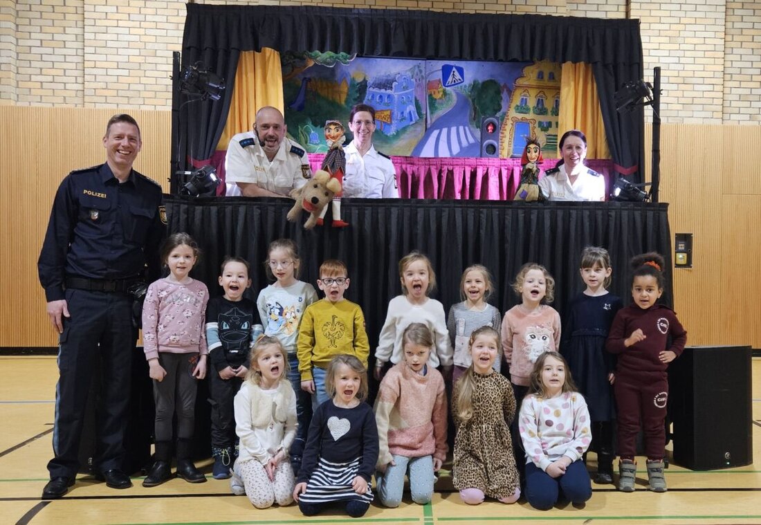 Schwandorf. Die Polizeipuppenbühne aus Weiden zeigte in der Kreuzbergschule Vorschulkindern aus Schwandorf, Wackersdorf und Steinberg am See kindgerecht, wie man sich im Straßenverkehr sicher verhält.