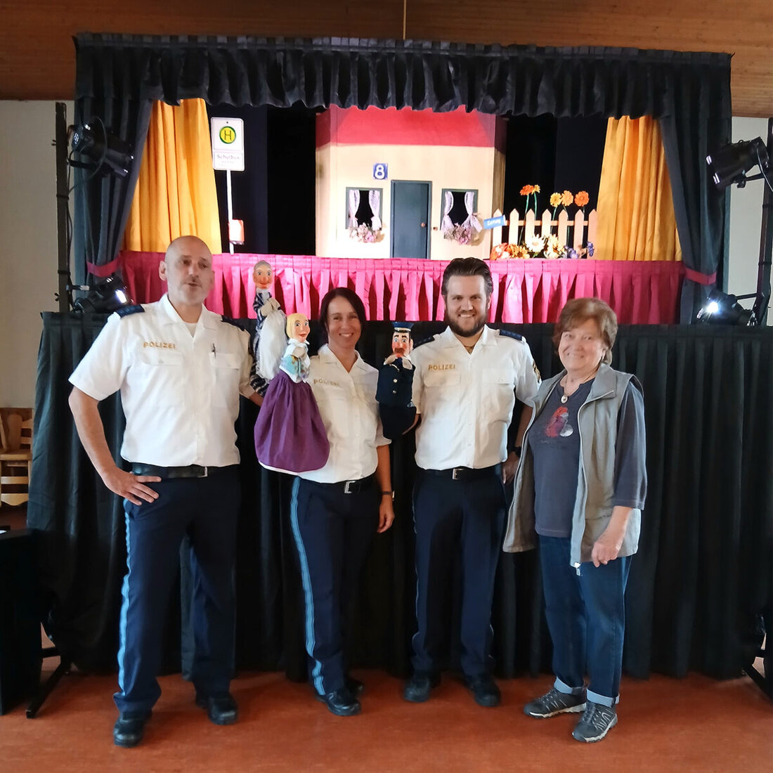 Maxhütte-Haidhof. Die Puppenbühne der Polizeiinspektion Weiden kam vergangene Woche nach Maxhütte-Haidhof, um Seniorinnen und Senioren anhand eines kurzweiligen Theaterstücks für Themen wie Schockanrufe und Trickbetrug zu sensibilisieren.