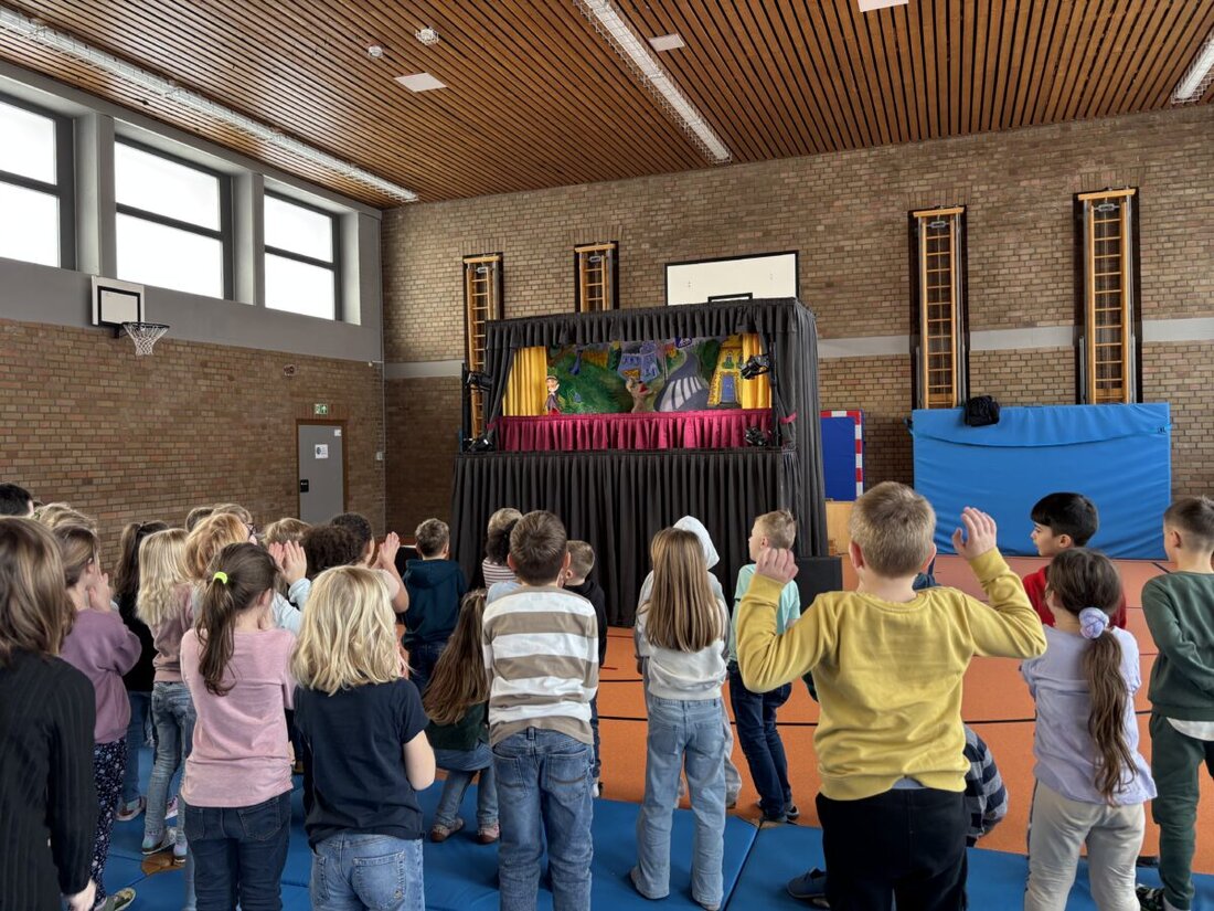 Grafenwöhr. An der Grundschule Grafenwöhr gastierte das Polizeipuppentheater „Der verzauberte Kasper“. Es begeisterte Erstklässler und Vorschulkinder und vermittelte spielerisch Regeln für sichere Wege im Straßenverkehr.