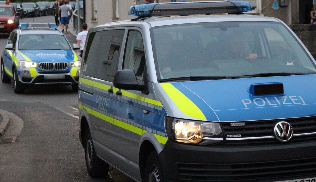 Mitterteich. Mehrere Dellen und Kratzer am Heck seines Autos, aber nicht der Verursacher, erwarteten auf einen Mann als er Abend zum Parkplatz kam. 