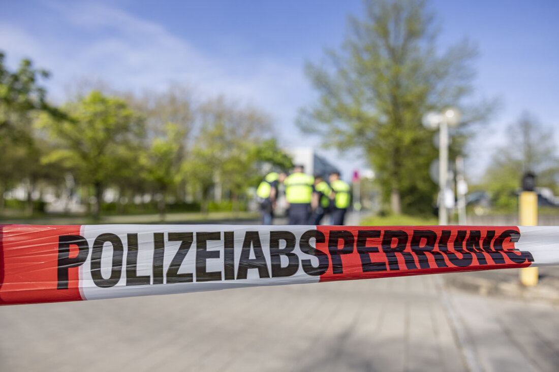 Weiden/Tirschenreuth. Die Kripo Weiden hat letzte Woche mit 160 Kräften ein Abbruchunternehmen im Landkreis Tirschenreuth durchsucht. Auf dem Gelände wurden Bodenproben genommen. Wie Matthias Bauer, Sprecher der Staatsanwaltschaft, bestätigt, geht es unter anderem um asbesthaltigen Bauschutt.