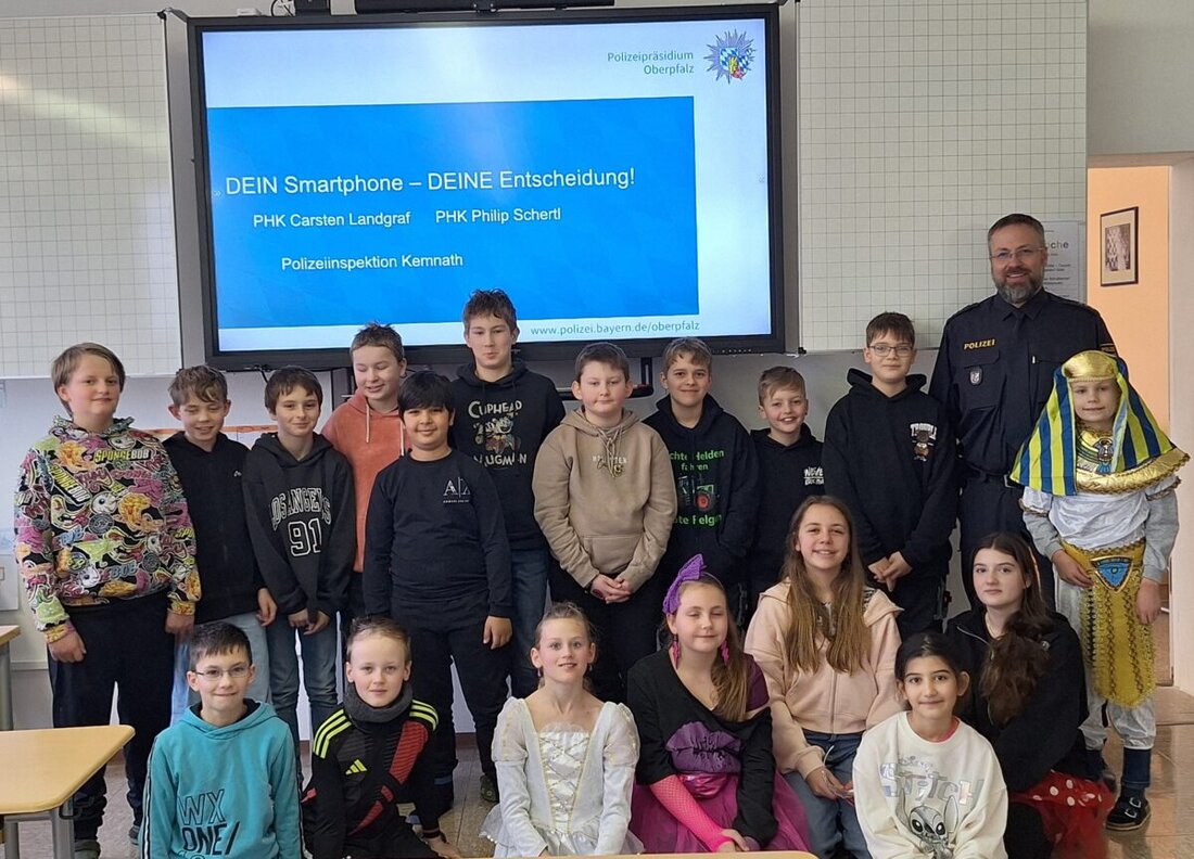 Erbendorf. Polizeioberkommissar Carsten Landgraf schulte am 10. Februar 2026 die Klasse fünf a GTK der Mittelschule im sicheren Umgang mit dem Smartphone. Die Kinder sprachen über Ängste und erhielten Tipps.