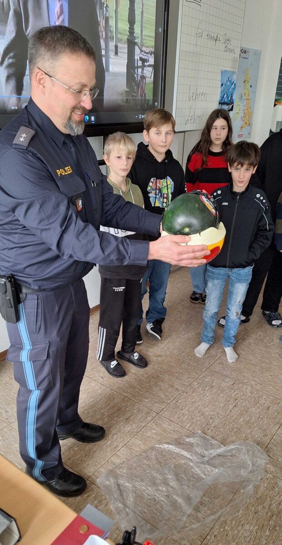 Erbendorf. Polizeioberkommissar Carsten Landgraf lehrte die Schüler der Klasse 6aG der Mittelschule Erbendorf die Verkehrsregeln und die Bedeutung des Fahrradhelms durch Videos und den Melonentest.