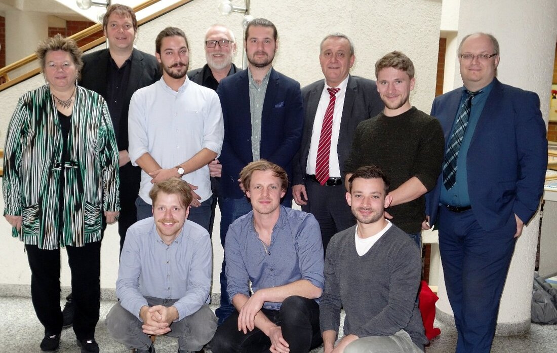 Weiden. Das Sündikat hat den Bayerischen Pop-Kulturpreis erhalten! Zur Feier der Auszeichnung waren die Köpfe des Sündikats und Unterstützer ins Rathaus eingeladen. Von Jürgen Wilke  Weidens Oberbürgermeister Kurt Seggewiß empfing [&hellip;]