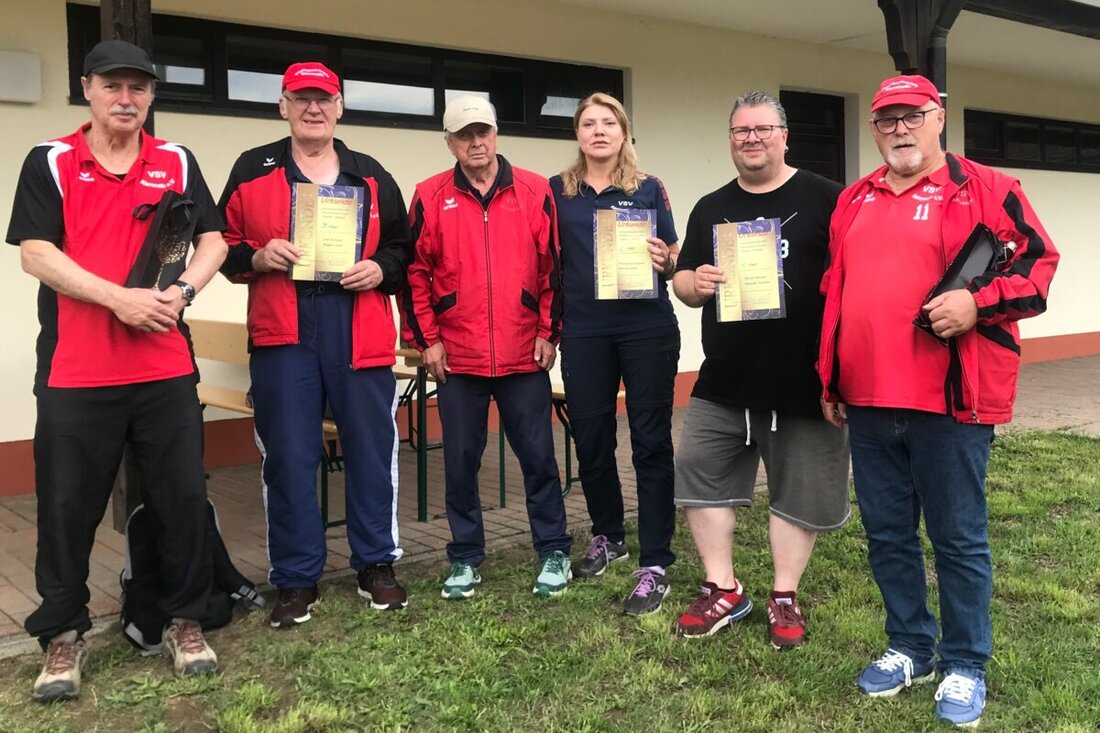 Kemnath. Beim Sommerfest des Vital-Sportvereins Kemnath wurden Porsch/Niewolik Th. als neue Vereinsmeister im Petanque Doublette gekürt. Sie setzten sich in 11 Spielen durch und verwiesen Plotnikova/Niewolik D. auf den zweiten Platz.