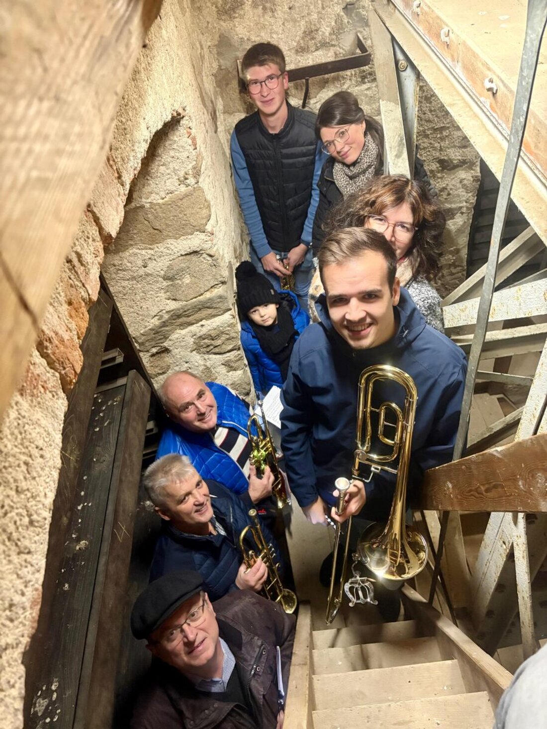 Floß. Am Reformationstag lässt der evangelische Posaunenchor unter Leitung von Tanja Riedel die Tradition des Turmblasens weiterleben. Choräle und Reformationslieder klingen über dem Markt und erfreuen die Bevölkerung.