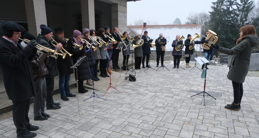Floß. Der evangelische Posaunenchor hat den Ewigkeitssonntag in St. Johannes Baptista und den anschließenden Friedhofgang musikalisch geprägt. Unter Leitung von Tanja Riedel erklangen Choräle beim Friedhofgang.