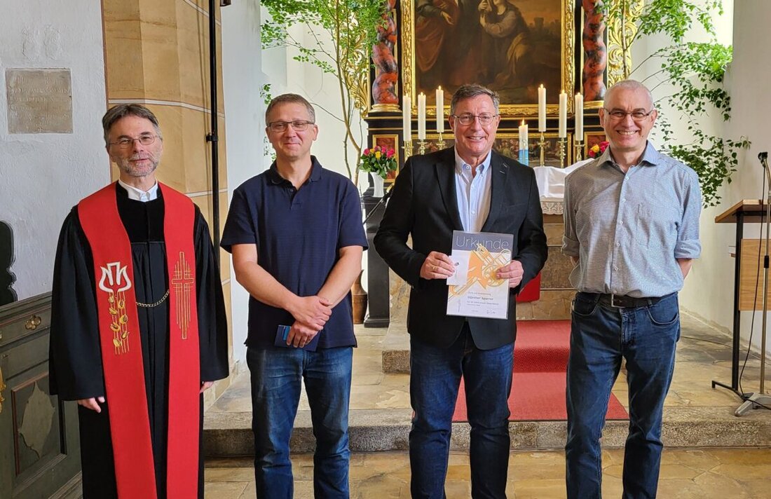 Mantel. Im Pfingstsonntagsgottesdienst feiert der Posaunenchor die Neuaufnahme von Markus Schieder und ehrt Günther Sparrer für 40 Jahre Bläserdienst. Obmann Hubert Grill betont Dank und ehrenamtliche Treue.