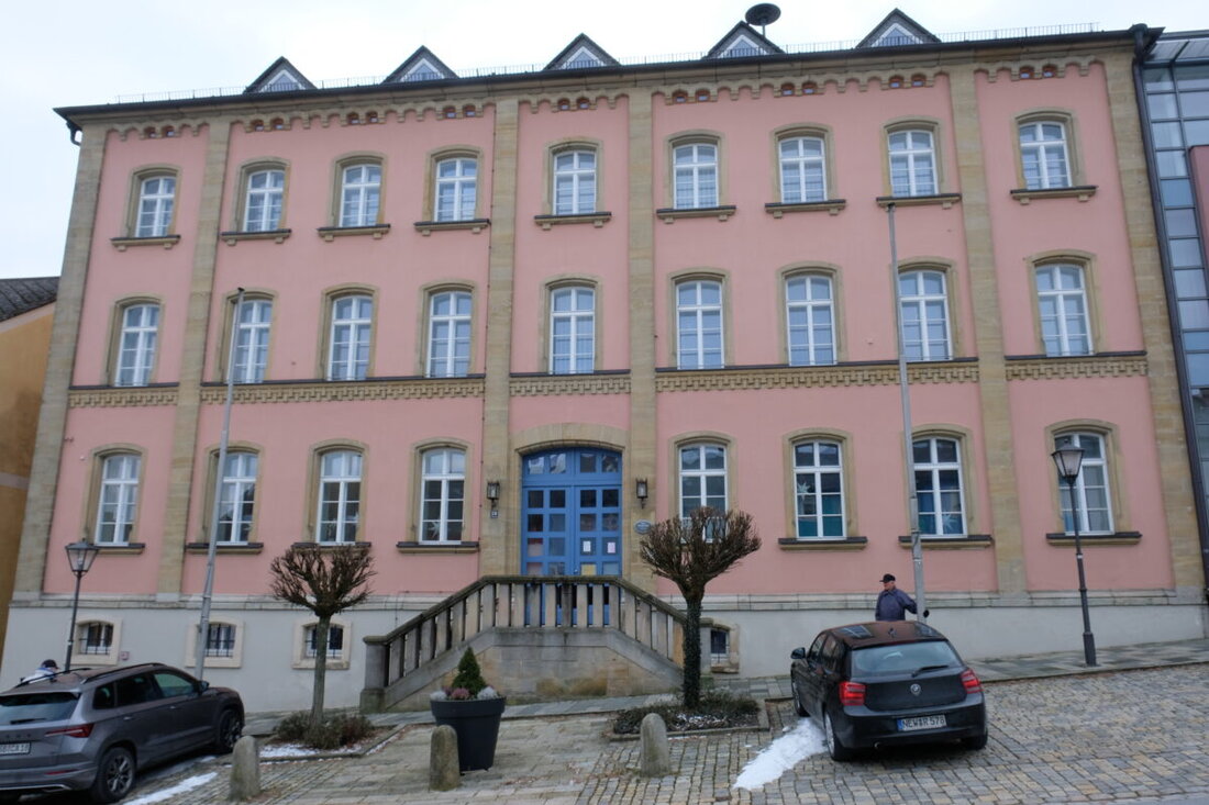 Eschenbach. Die Deutsche Post revitalisiert das ehemalige Amtsgericht durch eine neue Technikzentrale und schafft so hochqualifizierte Arbeitsplätze. Ein Team, verstärkt durch ehemalige Lippert-Mitarbeiter, betreut deutschlandweit 19 Anlagen der Deutschen Post.