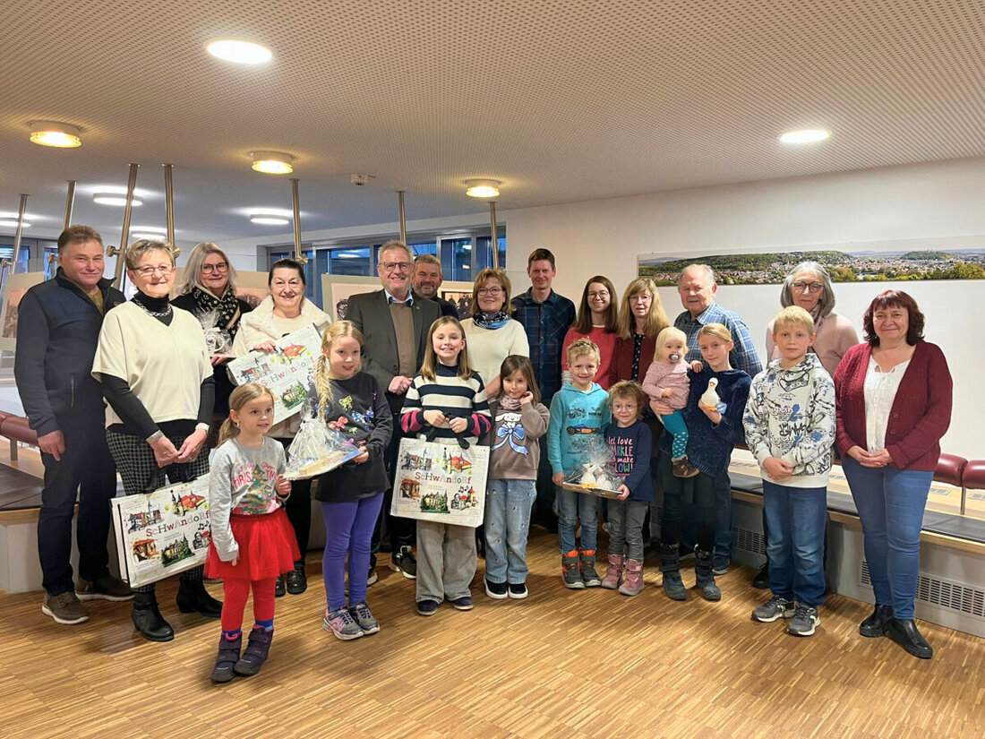 Schwandorf. Oberbürgermeister Andreas Feller zeichnet die Gewinnerinnen und Gewinner der Postkartenaktion aus. 92 Urlaubsgrüße aus aller Welt schmückten das Rathaus; eine Flaschenpost von Föhr erhielt einen Sonderpreis.