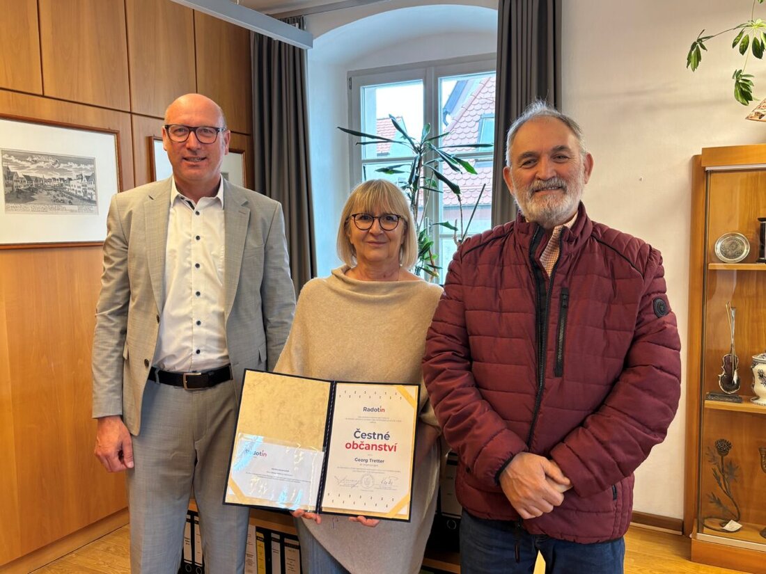 Burglengenfeld. Radotín hat Georg Tretter postum zum Ehrenbürger ernannt; im Rathaus übergab Bürgermeister Martin Antretter die Urkunde an Tochter Sonja Hage. Gewürdigt werden seine Verdienste für die Städtepartnerschaft.