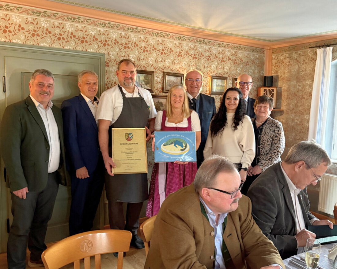 Waldershof. Bezirkstagspräsident Franz Löffler und Hans Holler vom Fischereiverband Oberpfalz ehren die Wirte Karin und Uwe Gläßl. Ihr Gasthaus zur Stieglmühle trägt nun das Prädikat „Ausgezeichnete Oberpfälzer Fischküche“.