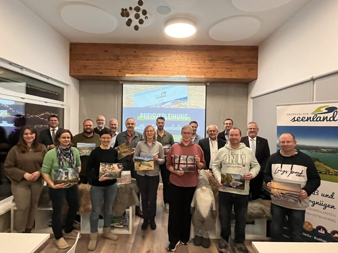 Steinberg am See. Eine Jury wählte zwölf Motive aus allen acht Kommunen des Oberpfälzer Seenlands für den Kalender 2026. Die Preisverleihung fand am 10. Dezember 2025 in der Erlebnisholzkugel am Steinberger See statt.