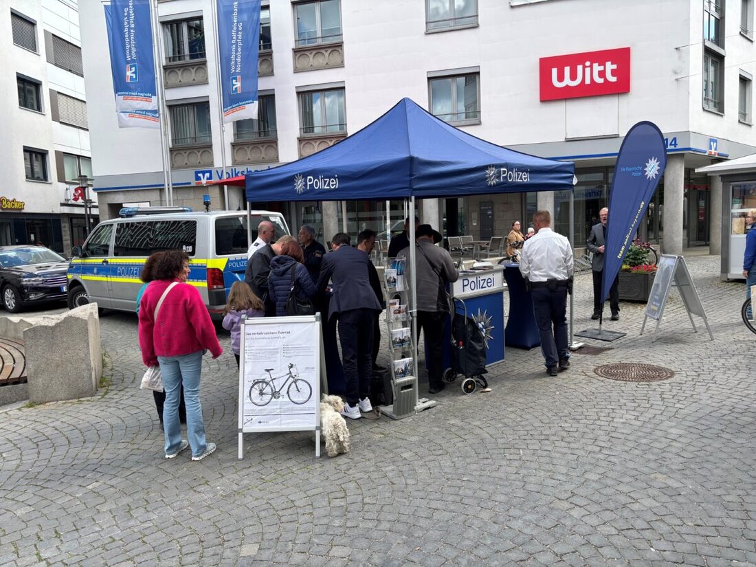 Weiden. Am 24. Mai 2025 informierte die Polizei am Macerata-Platz über Radfahrsicherheit und führte ein Gewinnspiel mit Preisen wie einem E-Mini-Cooper durch. Viele Passanten wurden über sicheres Radfahren und den Polizeiberuf aufgeklärt.