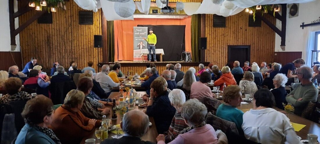 Konnersreuth. Am 30. Oktober 2025 informierten Tom Bauer und Polizeihauptkommissar Matthias Bräutigam im Gasthof Weißes Roß humorvoll über Betrugsmaschen. Ziel ist, vor allem Seniorinnen und Senioren zu stärken.
