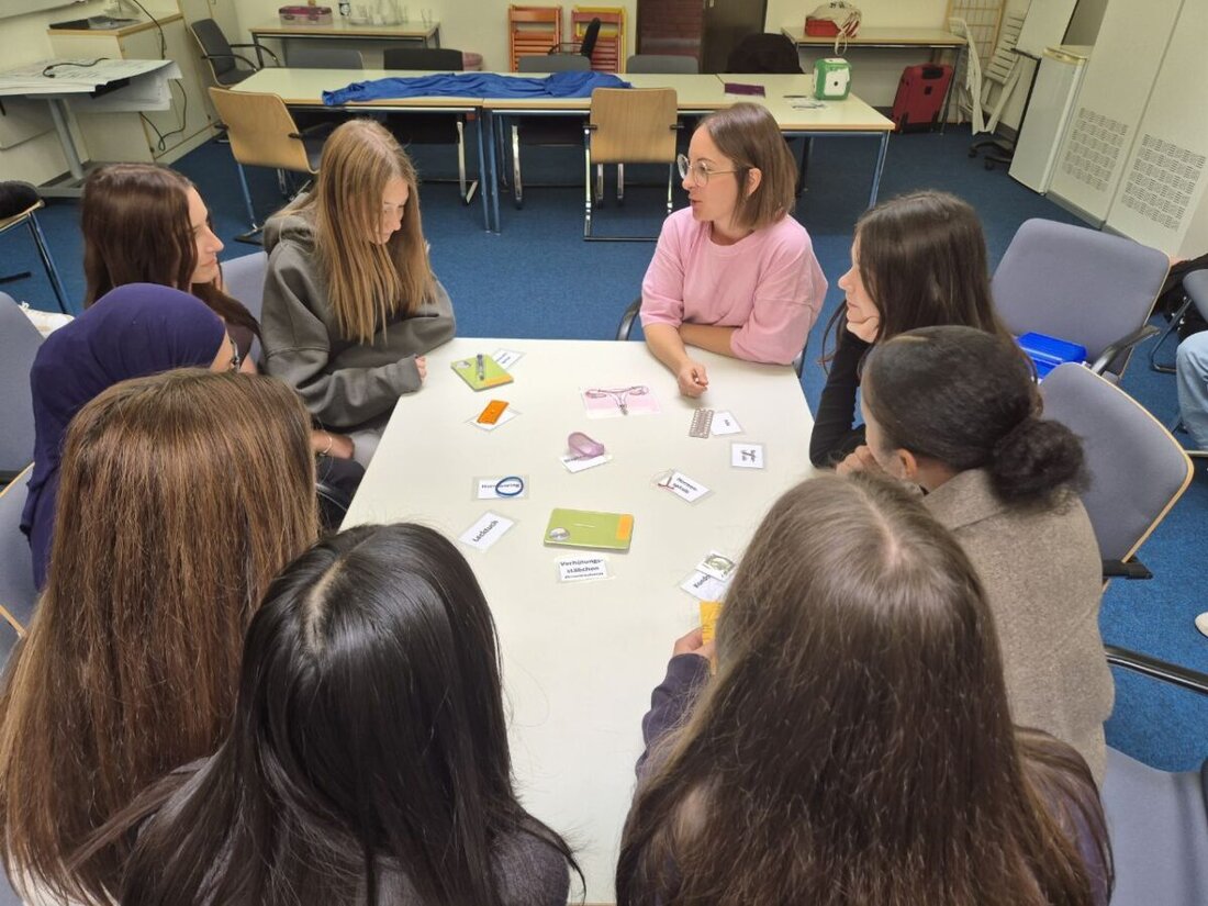 Weiden. Zum Bayerischen Präventionstag organisierte das Gesundheitsamt Neustadt/Weiden an der Sophie-Scholl-Realschule den Parcours „Let’s talk about Sex“. Im Fokus standen Aufklärung zu STIs, HPV und Verhütung für Schülerinnen.