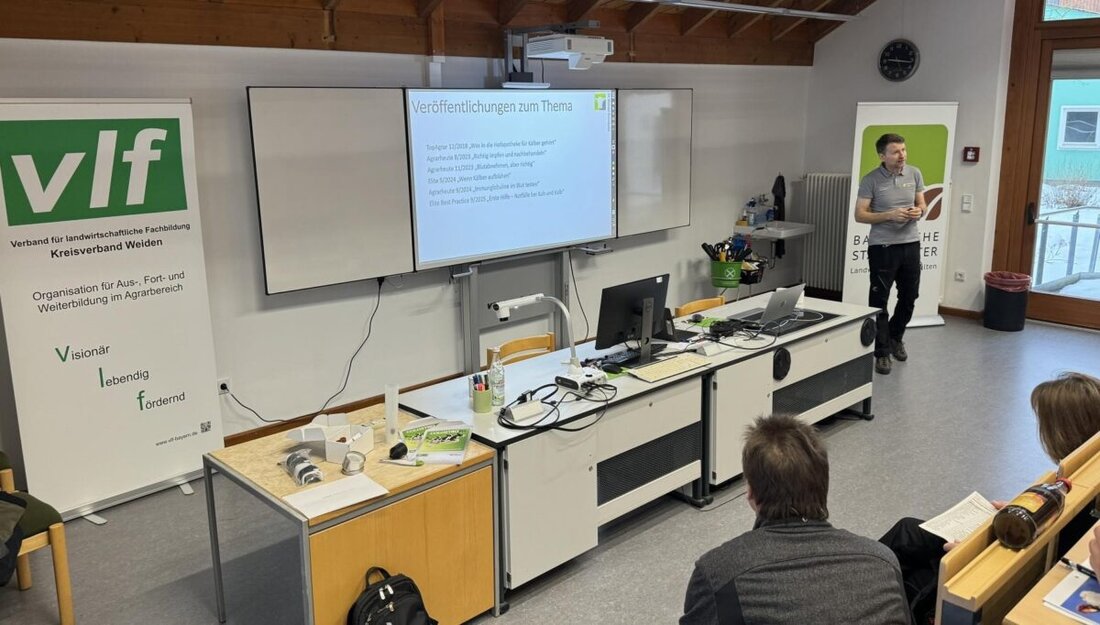 Almesbach. Beim vlf-Kälberseminar gaben Tierärzte und Praktiker neue Impulse für die Aufzucht. Rund 40 Teilnehmende lernten zu Gesundheit, Fütterung, Stallklima und digitalem Herdenmanagement mit Ohrsensoren.