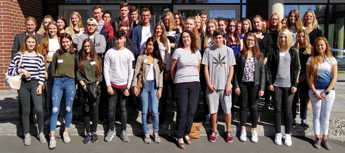 Wiesau/Berlin. Eigens aus der Berliner Konzernzentrale war Justine Mletzko, Director of Human Resources der DORMERO Hotelkette, nach Wiesau angereist. Sie informierte sich aus erster Hand über das innovative Ausbildungskonzept der [&hellip;]