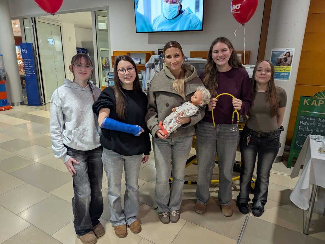 Weiden.  Einen außergewöhnlichen Schultag erlebten die Schülerinnen und Schüler der neunten Jahrgangsstufe der Lobkowitz-Realschule: Statt Unterricht im Klassenzimmer stand ein praxisnaher Einblick in die Welt der sozialen Berufe auf dem Programm. Insgesamt 145 Jugendliche besuchten das Klinikum Weiden, um dort die vielfältigen Tätigkeiten im Gesundheitswesen kennenzulernen.